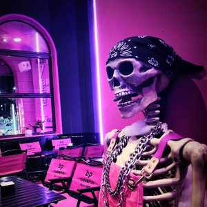 美女自己扒开内👙结男生看个够
